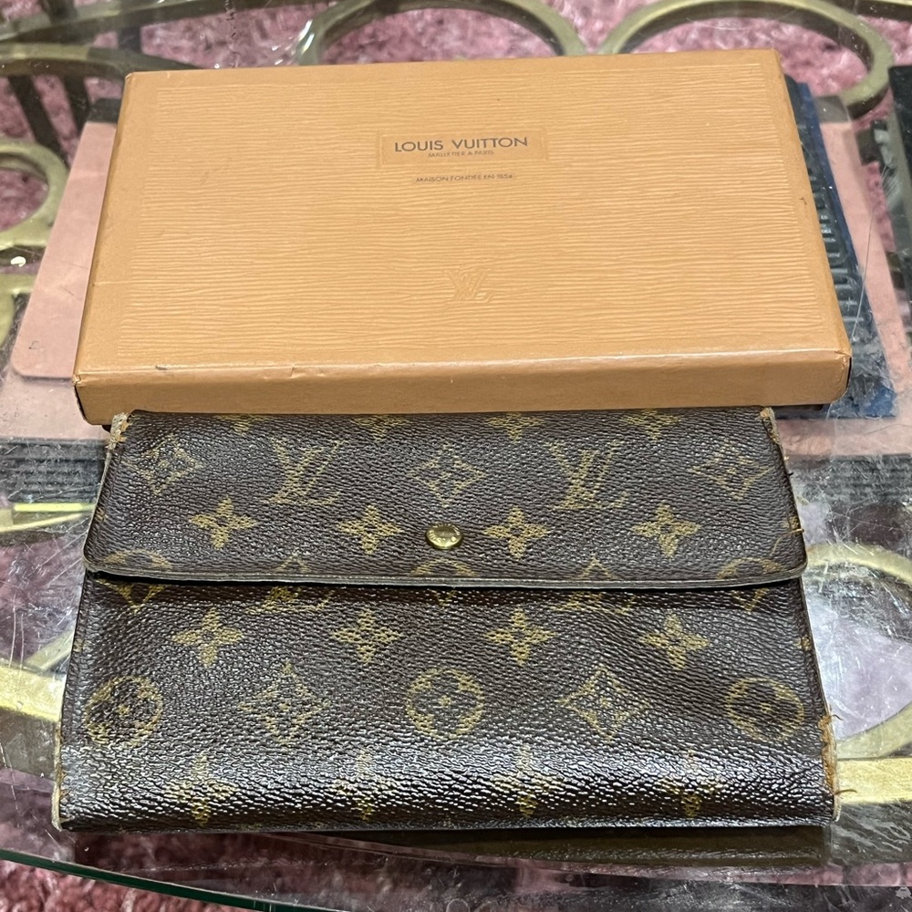 VINTAGE 90’s LOUIS VUITTON Monogram wallet.